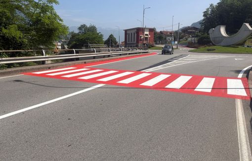 Omegna, più sicurezza a Verta: nuovi attraversamenti pedonali e carreggiata colorata