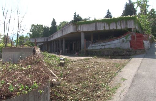 Bonifica ex parcheggio di via Raffaello Sanzio: tra le macerie spunta l’amianto
