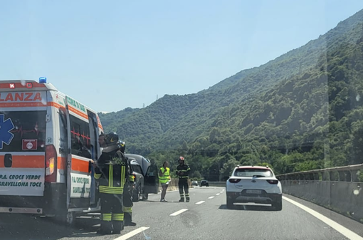 Auto va sbattere in superstrada a Gravellona