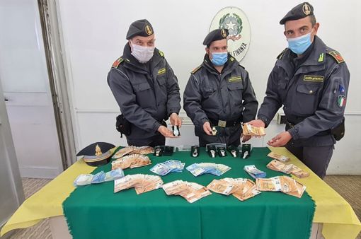 Iselle: sequestrati a una cittadina cinese 100 mila euro e 8 Rolex Iselle: sequestrati a una cittadina cinese 100 mila euro e 8 Rolex