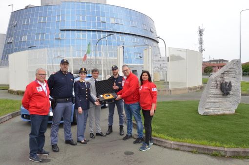 L'Associazione Italiana Cuore e Rianimazione ha donato un defibrillatore alla Questura di Verbania L'Associazione Italiana Cuore e Rianimazione ha donato un defibrillatore alla Questura di Verbania