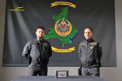 Verbania, arrestato dalla Finanza con un chilo di cocaina nascosto nel giubbotto VIDEO Verbania, arrestato dalla Finanza con un chilo di cocaina nascosto nel giubbotto VIDEO
