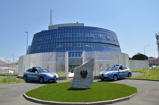 Possesso e spaccio di stupefacenti: due persone fermate dalla polizia