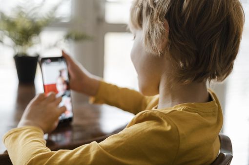 Social network, la sentenza che può cambiare tutto: condanne a Meta e Google per danni da “scroll infinito” Social network, la sentenza che può cambiare tutto: condanne a Meta e Google per danni da “scroll infinito”