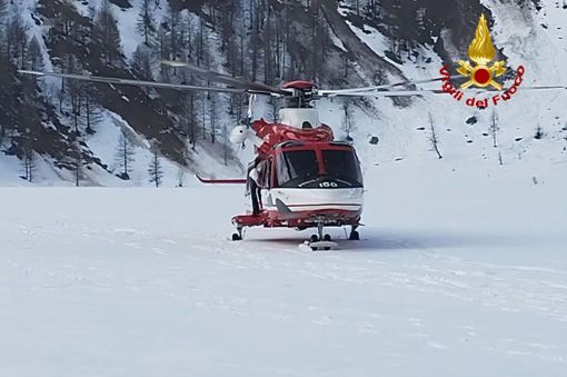 Escursionisti in difficoltà sulla neve, intervento dei Vigili delfuoco con l'elicottero VIDEO