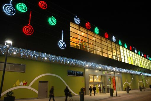 Caro-bollette, Nova Coop spegne oltre un terzo delle luminarie di Natale nei supermercati