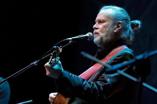 “Bis! 2 laghi 2 palchi”, la rassegna prosegue con il chitarrista Beppe gambetta