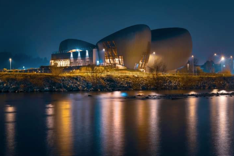 Il Maggiore, in pochi al flashmob davanti al teatro illuminato Il Maggiore, in pochi al flashmob davanti al teatro illuminato