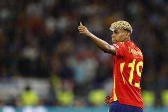 Dalle gite in barca al... rastrello: Yamal, vacanze italiane per il fenomeno del Barcellona Dalle gite in barca al... rastrello: Yamal, vacanze italiane per il fenomeno del Barcellona