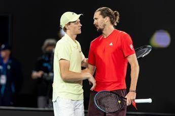 Zverev 'segue' Federer e attacca: "I tornei favoriscono Sinner e Alcaraz con le superfici". La risposta di Jannik