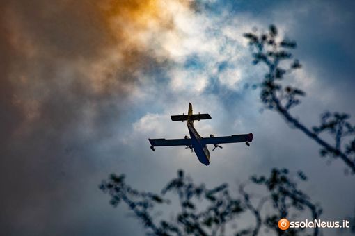 Incendi nel Vco, situazione in miglioramento ma resta alta l'attenzione: ancora al lavoro Canadair ed elicottero a Premosello