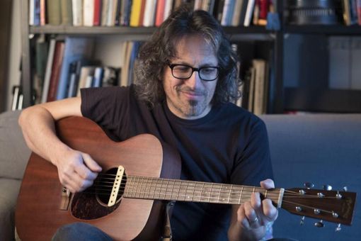 “Ho sparato al domani”: racconti sulla musica, tra rock e nostalgia del passato “Ho sparato al domani”: racconti sulla musica, tra rock e nostalgia del passato