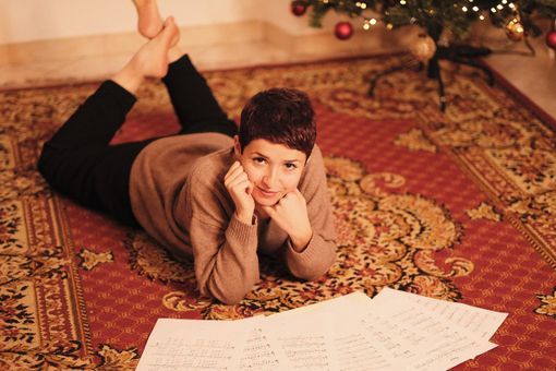 Dopo il singolo ‘Cioccolata e cannella’ Ylenia Piola prepara il suo primo disco d’inediti 'Pesca'