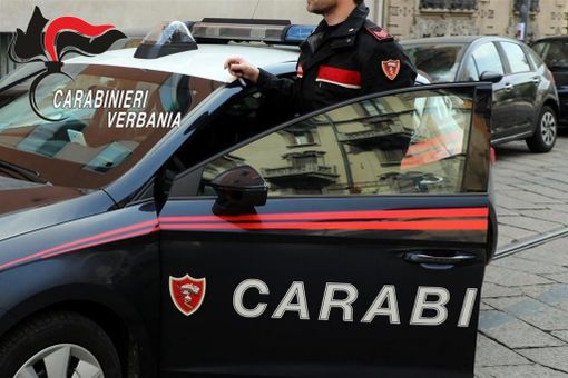 Un uomo barricato in casa con un coltello: i carabinieri intervengono con il taser Un uomo barricato in casa con un coltello: i carabinieri intervengono con il taser