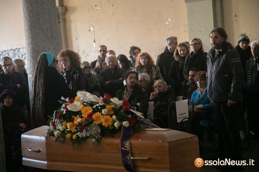 Tanta gente in piazza Mercato per l'ultimo saluto a Vic Vergeat Tanta gente in piazza Mercato per l'ultimo saluto a Vic Vergeat