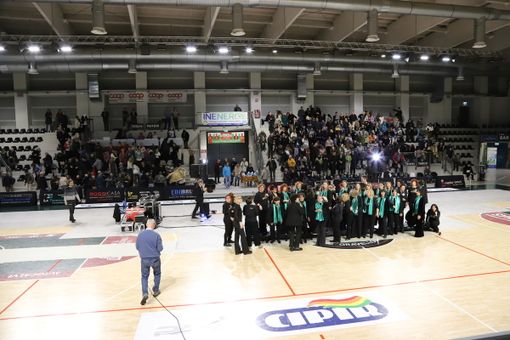 Galà di fine anno al Pala Cipir: spettacolo e solidarietà, mille euro in beneficenza FOTO