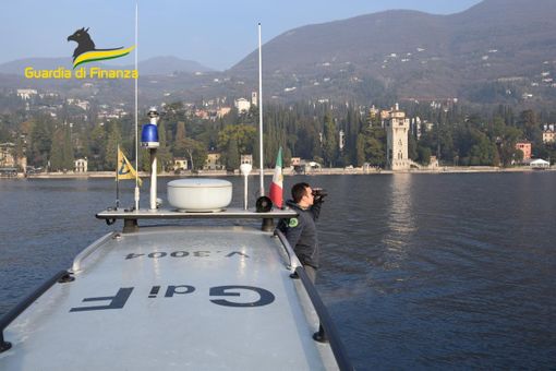 Lago Maggiore: guardia di finanza salva 5 persone a Pallanza Lago Maggiore: guardia di finanza salva 5 persone a Pallanza