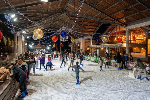 Aria di festa sul lungolago con la pista di pattinaggio &quot;Intra on Ice&quot;