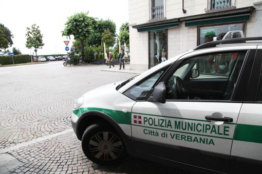 Encomio pubblico per l'agente che ha salvato il bimbo che stava soffocando