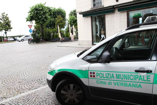 Bimbo di pochi mesi rischia di soffocare, salvato da un agente della Polizia Locale Bimbo di pochi mesi rischia di soffocare, salvato da un agente della Polizia Locale