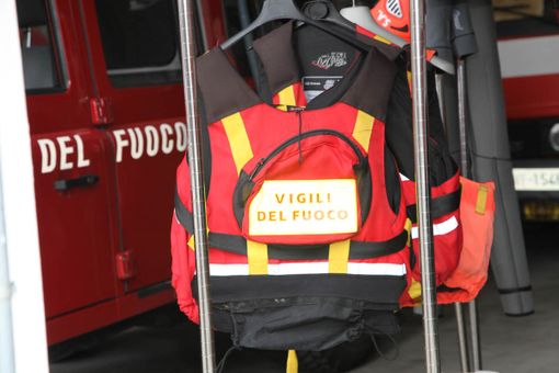 I Vigili del fuoco salvano un cane intrappolato in un cunicolo sul lungolago