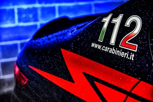 Tenta il suicidio con i gas di scarico dell'auto, salvato da un passante Tenta il suicidio con i gas di scarico dell'auto, salvato da un passante