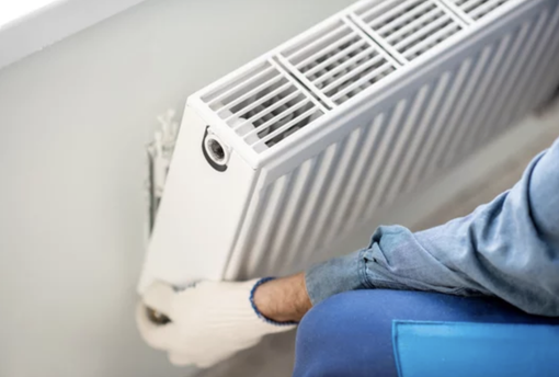Aule al freddo alla scuola Beltrami di Omegna: studenti in classe con giacche e piumini