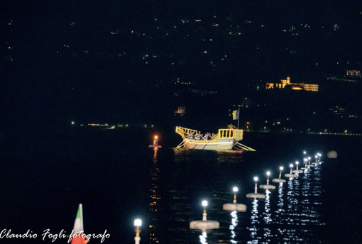 Arriva il Palio Remiero in notturna a Pallanza con equipaggi internazionali e fuochi d’artificio sul lago