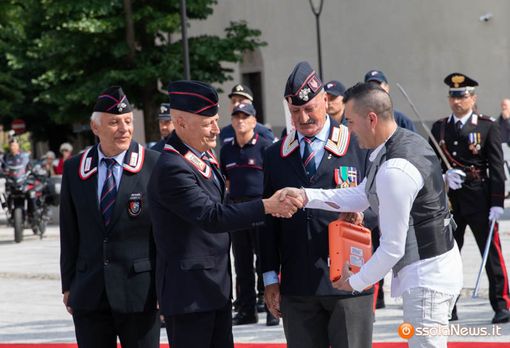 Un defibrillatore di ultima generazione dal Cantante della Solidarietà al Comando dei carabinieri Un defibrillatore di ultima generazione dal Cantante della Solidarietà al Comando dei carabinieri