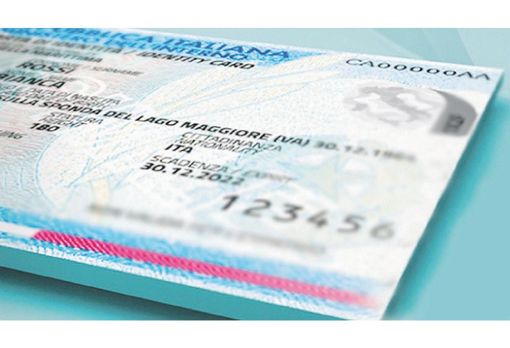 Addio carta d’identità cartacea: da agosto 2026 solo digitale per viaggiare in Europa Addio carta d’identità cartacea: da agosto 2026 solo digitale per viaggiare in Europa