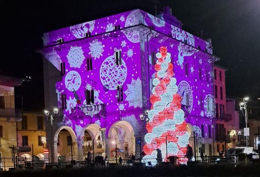 A Omegna è arrivato il Natale: luminarie accesse e tanti eventi in tutta la città A Omegna è arrivato il Natale: luminarie accesse e tanti eventi in tutta la città