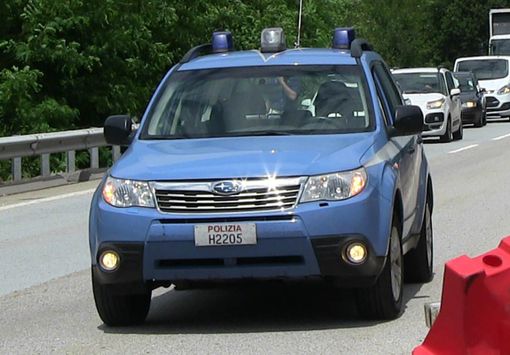 Camion va asbattere in autostrada, code e disagi per tutto il pomeriggio