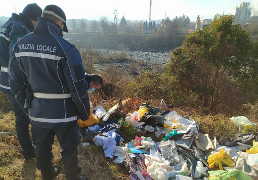 Verbania, rifiuti abbandonati in via Brigata Valgrande Martire
