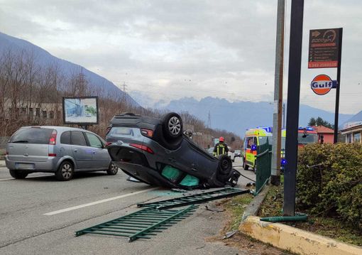 Incidente a Casale Corte Cerro: un'auto ribaltata in via Novara Incidente a Casale Corte Cerro: un'auto ribaltata in via Novara