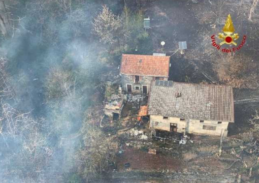 Tre persone e un cane bloccate dalle fiamme in Cannobina, salvate dall'elicottero Tre persone e un cane bloccate dalle fiamme in Cannobina, salvate dall'elicottero