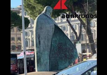 Roma, imbrattata la statua di Papa Giovanni Paolo II con falce e martello e la scritta 'fascista' Roma, imbrattata la statua di Papa Giovanni Paolo II con falce e martello e la scritta 'fascista'