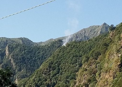 Valstrona, ancora in fiamme i boschi sopra Forno