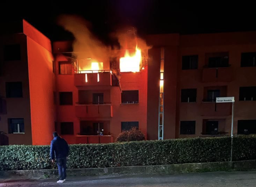 Appartamento distrutto da un incendio a Cireggio FOTO E VIDEO