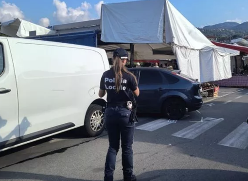 Auto piomba nel mercato di Intra: "Grazie alla prontezza di chi è intervenuto"
