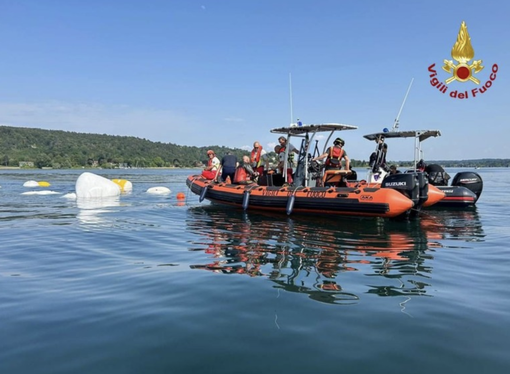 La barca della tragedia recuperata dalle acque, in mezzo ai turisti di un giorno "normale" VIDEO La barca della tragedia recuperata dalle acque, in mezzo ai turisti di un giorno "normale" VIDEO