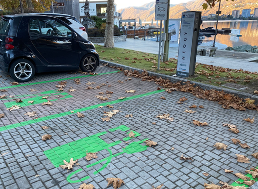 Polemiche per i parcheggi delle auto elettriche