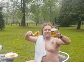 Il pranzo sotto la pioggia e in costume da bagno del ristoratore: “Che bello, finalmente ci hanno fatto riaprire” Il pranzo sotto la pioggia e in costume da bagno del ristoratore: “Che bello, finalmente ci hanno fatto riaprire”