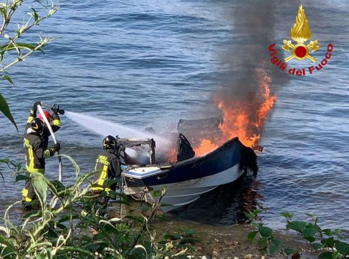 Motoscafo in fiamme davanti a Stresa. VIDEO Motoscafo in fiamme davanti a Stresa. VIDEO