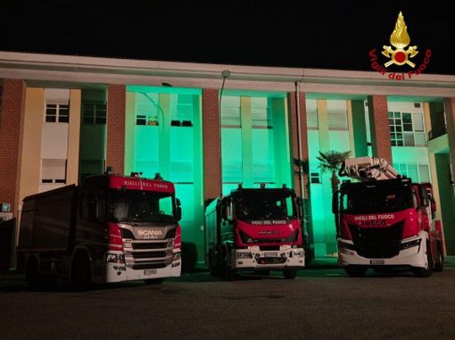 La caserma dei vigili del fuoco si illumina di verde per la consapevolezza della sindrome Pans Pandas La caserma dei vigili del fuoco si illumina di verde per la consapevolezza della sindrome Pans Pandas