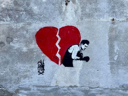 “A un muro grigio e pulito ne preferisco uno pieno di scritte, ma che rende viva la città”