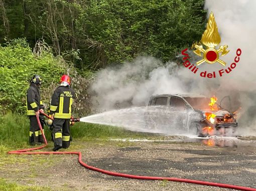 Auto in fiamme sulla SP90 tra Rovegro e Cicogna: intervento dei Vigili del Fuoco
