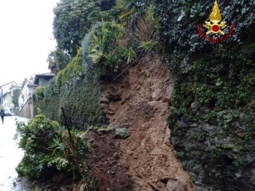 Smottamento nel Verbano a causa del maltempo: intervengono i vigili del fuoco Smottamento nel Verbano a causa del maltempo: intervengono i vigili del fuoco