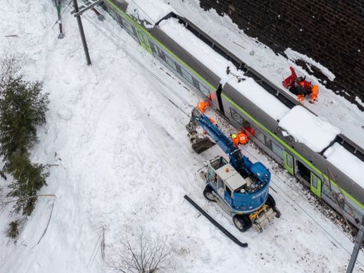 Treno deragliato in Vallese, al via i lavori di recupero del convoglio