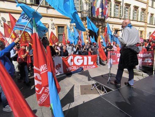Protesta a Novara: solidarietà e rivendicazioni per i lavoratori   FOTO e VIDEO
