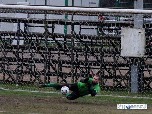 Cavadini (Bagnella) para il rigore calciato da Schirru nella partita vinta a Vogogna
